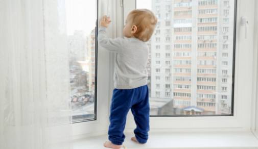 Защита ваших любознательных малышей: Лучшие замки для шкафов
