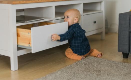 Предотвращение несчастных случаев: Значение крепления мебели для малышей