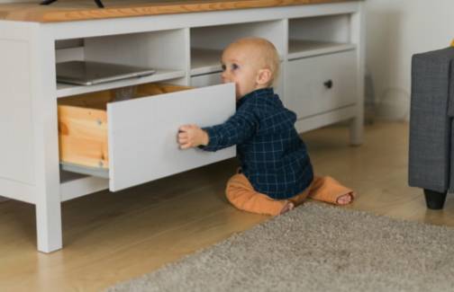 Предотвращение несчастных случаев: преимущества безопасных ремней для детской и мебели для малышей