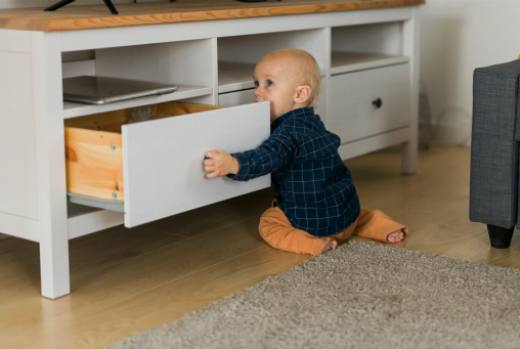 Преимущества использования замков на шкафах для обеспечения безопасности ребенка