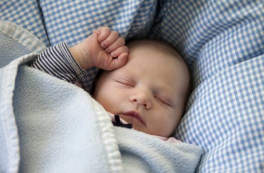 Повышение компетенции родителей: Как толковать и реагировать на сигналы к сну у младенца