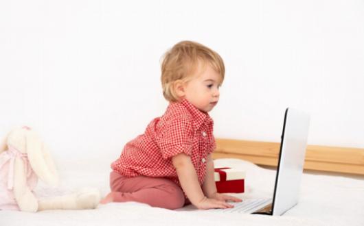 Важность ограничения времени проведения перед экранами для здорового развития у детей
