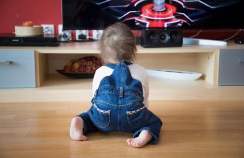 Как чрезмерное время, проведенное перед экраном, может влиять на когнитивное развитие вашего ребенка