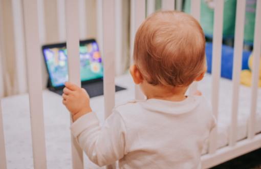 Критическое влияние времени, проведенного перед экраном, на развитие мозга у младенцев