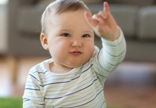 Когнитивные преимущества использования жестового языка для развития мозга у младенцев