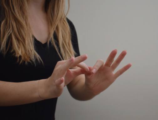 Преимущество жестового языка: Жестовый язык для задержки речи у младенцев
